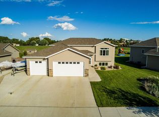 1800 Ridge Dr SE, Mandan, ND 58554