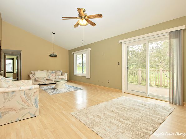 414 Waters Edge Dr #C, McHenry, IL 60050
