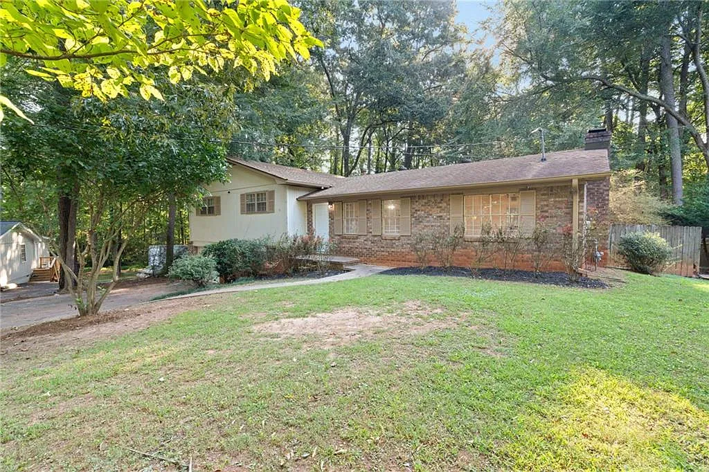 3 bed, 2.0 bath, 1870 sqft, $2,300 — Photo 2