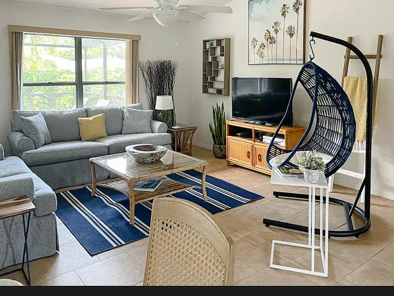 1228 Lastrada Ln — Photo 3