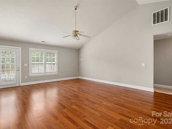 5th image of 2412 Laura Dr