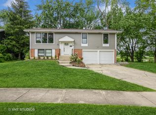 960 Hillcrest Blvd, Hoffman Estates, IL 60169