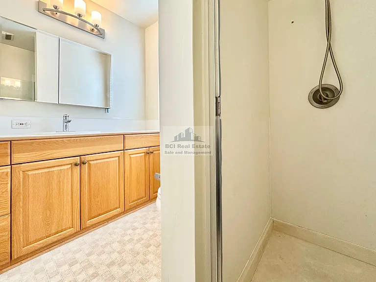 727 N Point St — Photo 11