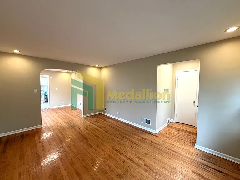 11004 S Eberhart Ave — Photo 8