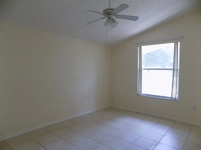 102 Carnival Dr — Photo 8