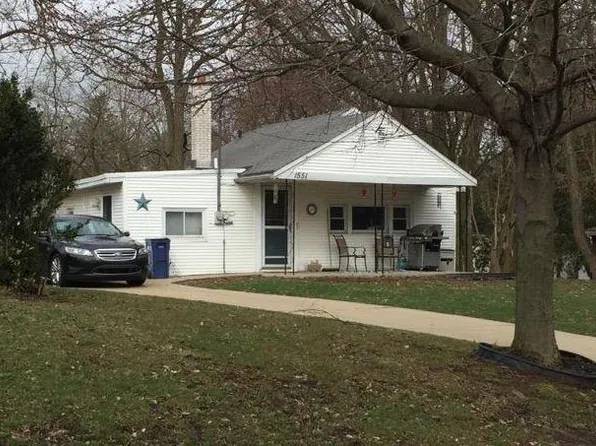 1551 Hillcrest Ave NW, Grand Rapids, MI 49504