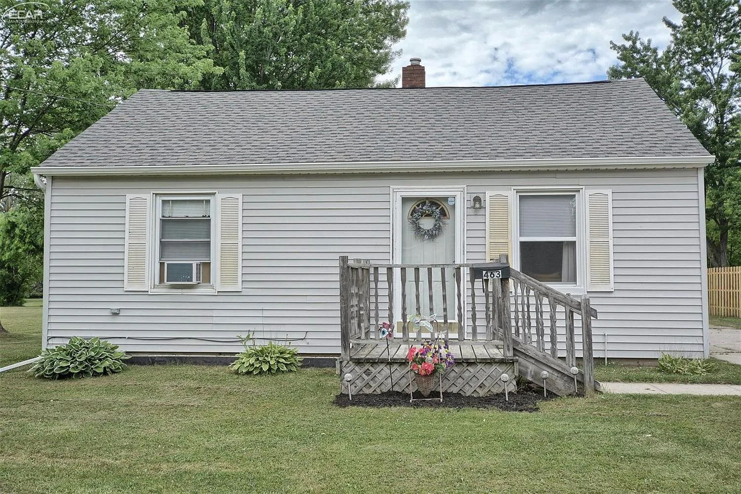 463 Helen St photo 1