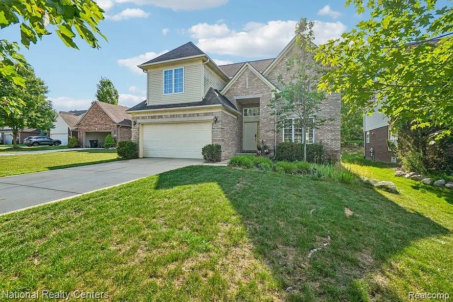 4 bed, 2.5 bath, 3762 sqft, $3,750 — Photo 2
