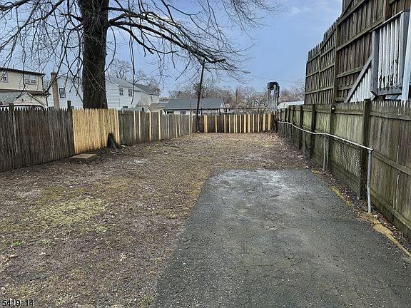 3rd image of 448 Stuyvesant Ave