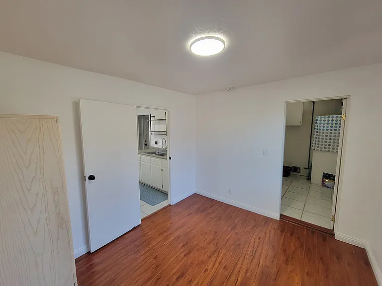 N Soldano Ave — Photo 17