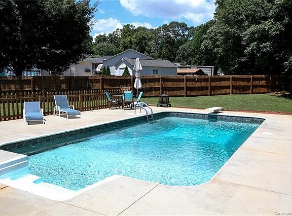 3rd image of 709 Bowen Dr