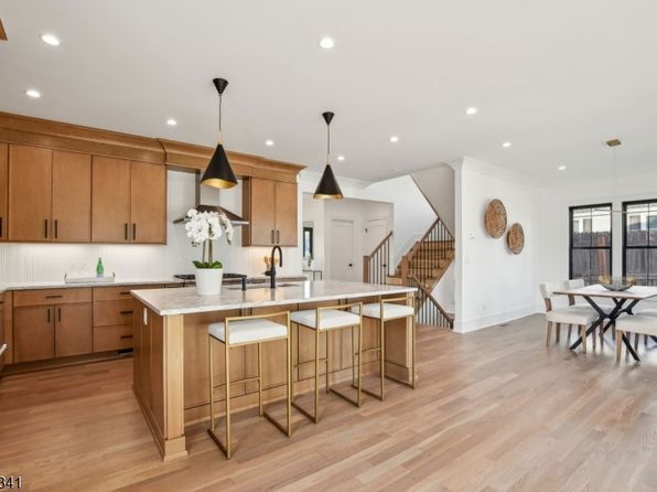 22 Edison Dr, Summit City, NJ 07901