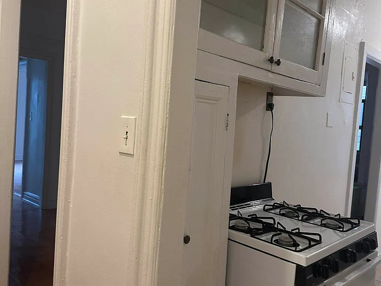 270 Seaman Ave #D1 — Photo 3