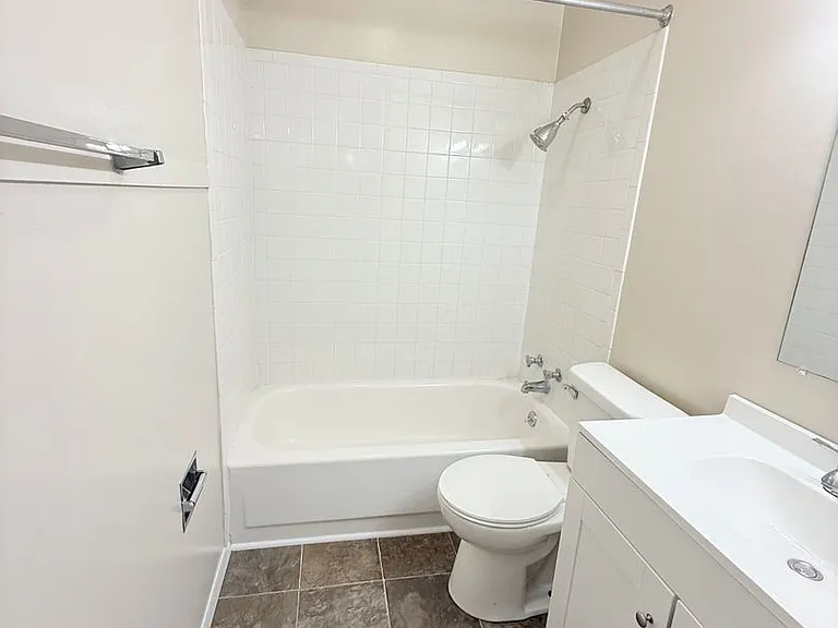 Thompson Apartments — Photo 11