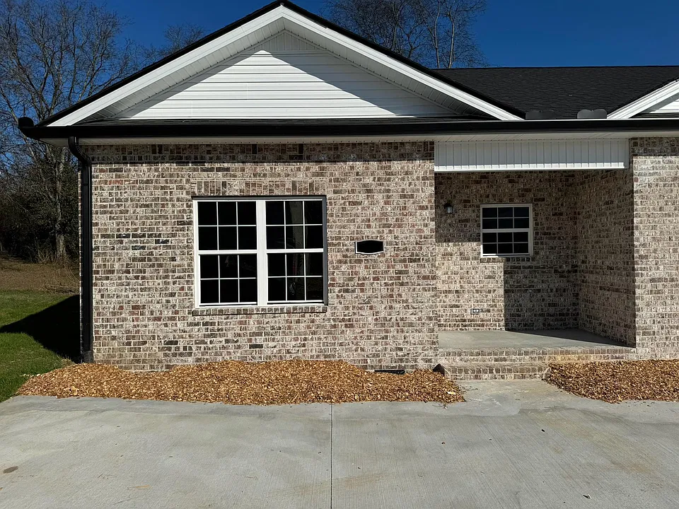 225 Village Ln