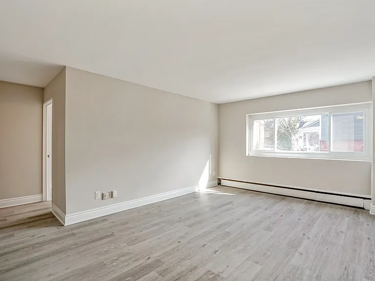 99 Cartier St — Photo 8