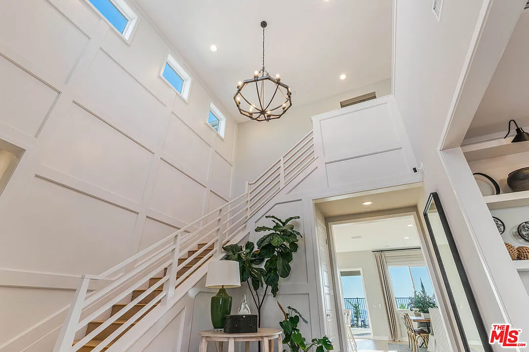 5 bed, 3.5 bath, 3630 sqft, $7,995 — Photo 4