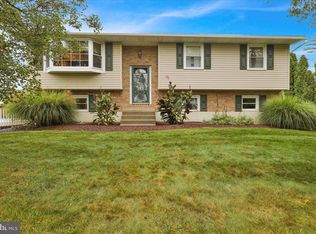 2 Corner Ln, Mertztown, PA 19539