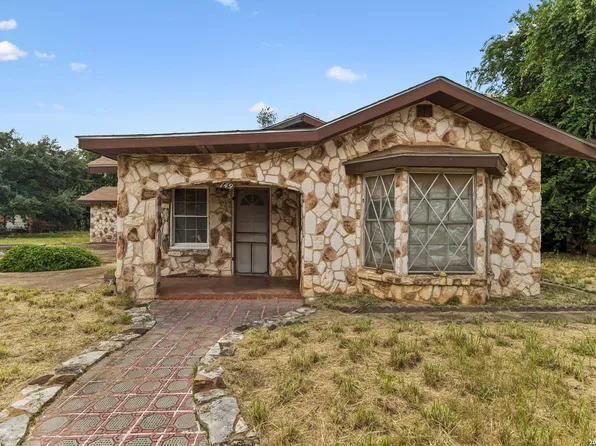 149 S Woodlawn St, Pearsall, TX 78061