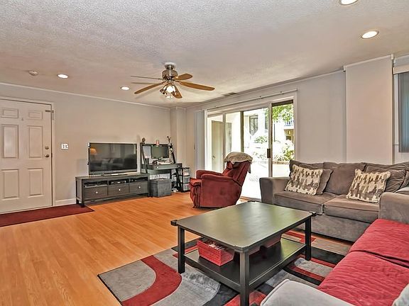 3rd image of 12 Bourbon St APT 16