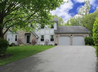 8 Hampton Ct, Algonquin, IL 60102