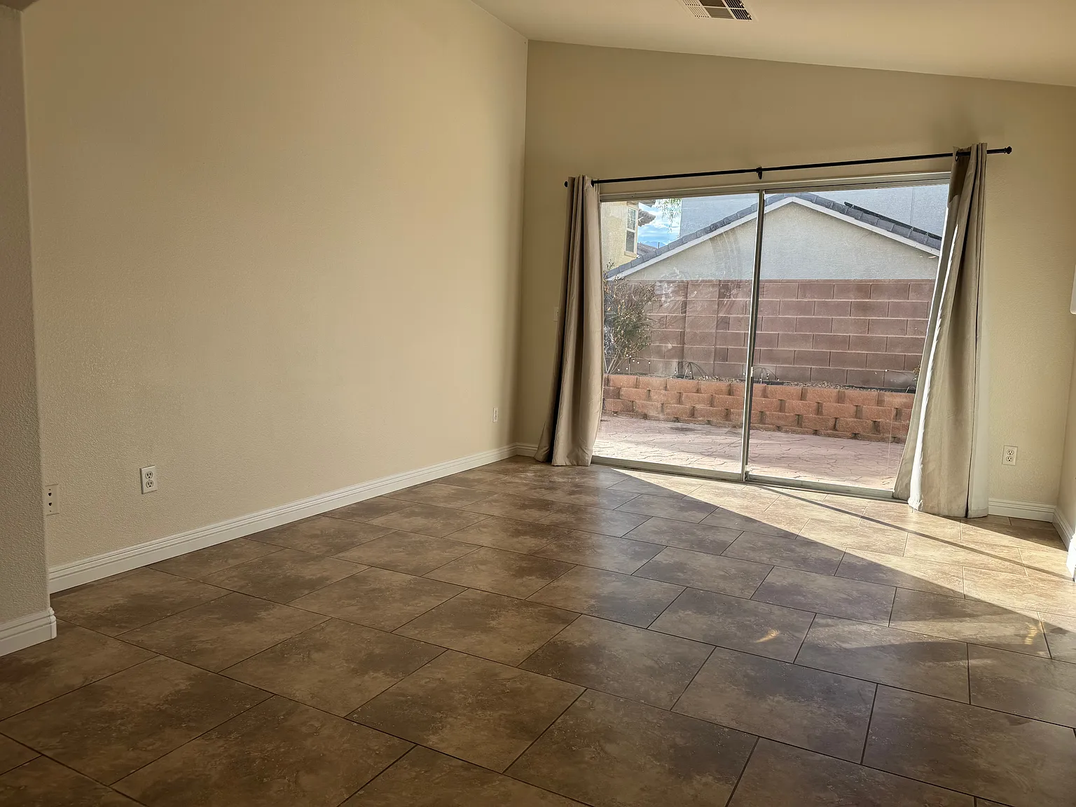 3 bed, 2.5 bath, 1433 sqft, $2,150 — Photo 3