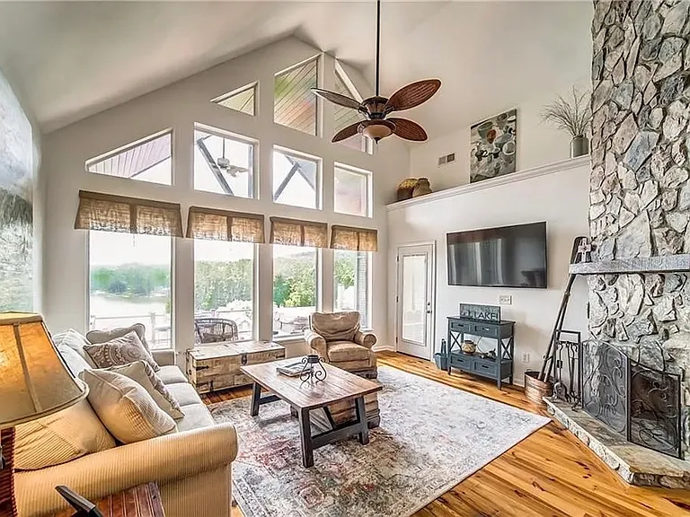 213 Lakeside Dr — Photo 9