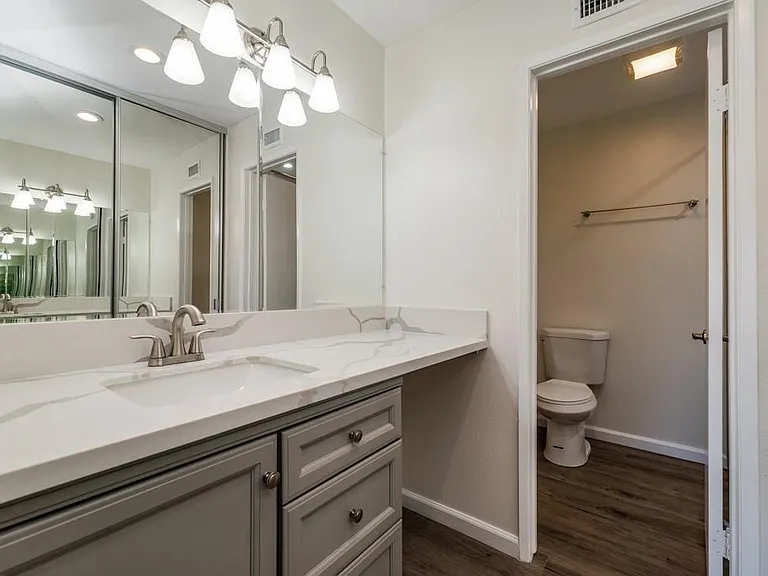 5800 Owensmouth Ave #14 — Photo 17