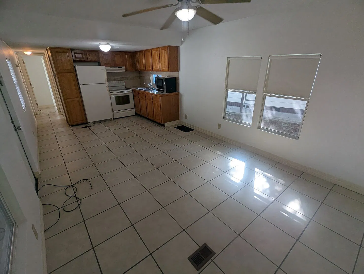 Charming 1 Bedroom, 1 Bathroom Manufactured Home with Beautiful Water Views For Rent! — Photo 3