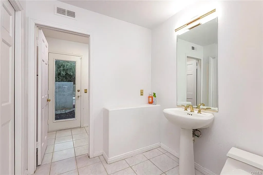 4 bed, 3102 sqft, $4,375 — Photo 2