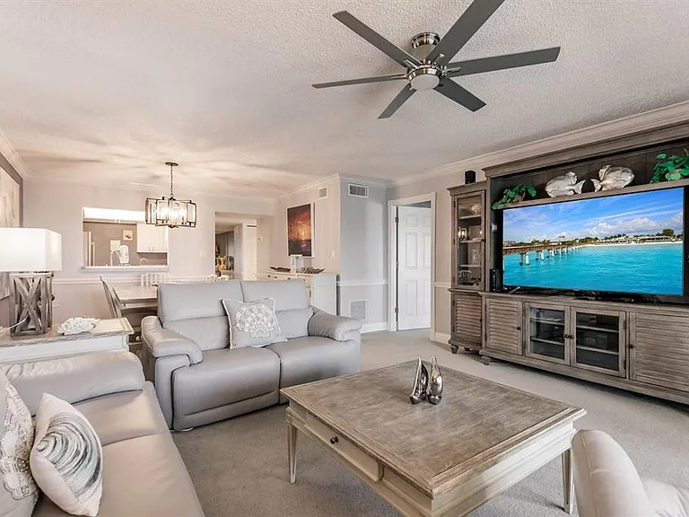 1055 W Peppertree Dr #805AA — Photo 2