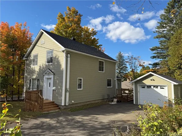 25 Park St, Edmundston, NB E3V 1Y8