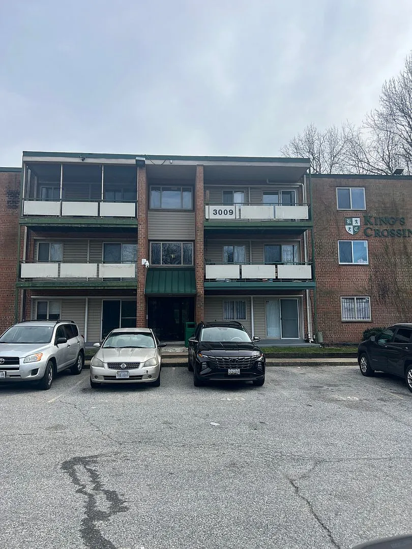 Cozy 3 Bedroom 1 Bathroom Condo- Conveniently Located at DC line — Photo 2