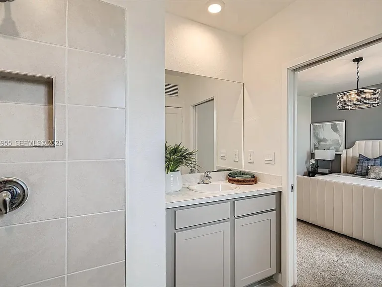 450 NE 12th St — Photo 5