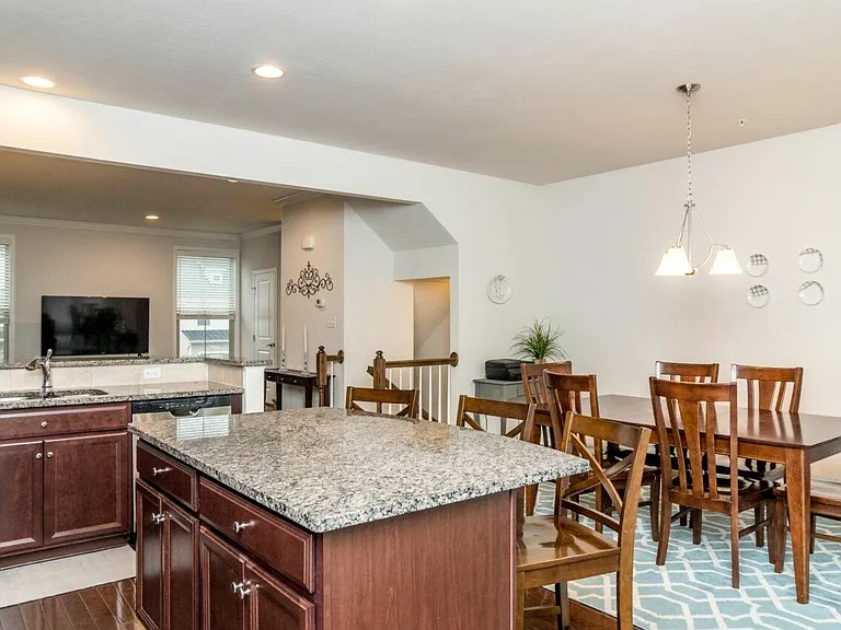 420 Fairmont Dr — Photo 8