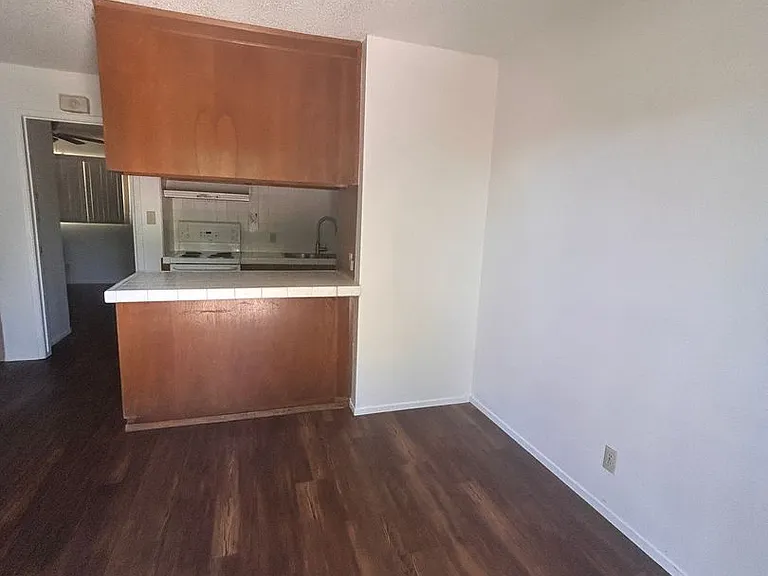 1148 W 7th St — Photo 10