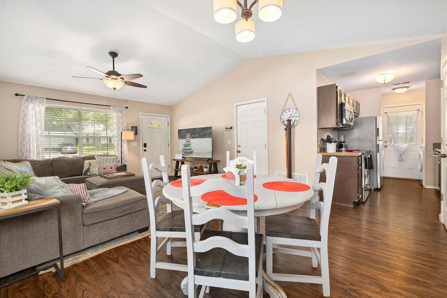 2 bed, 2.0 bath, 839 sqft, $3,744 — Photo 4
