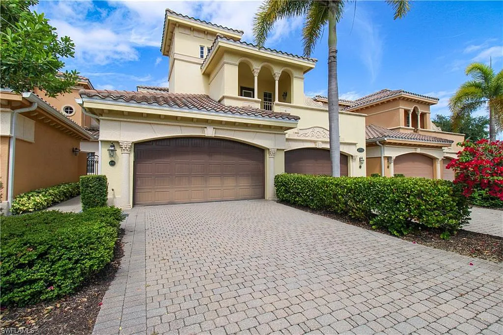 3 bed, 3.0 bath, 2237 sqft, $6,999 — Photo 2