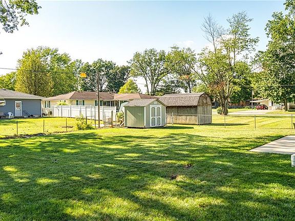 5th image of 909 N Parkview St