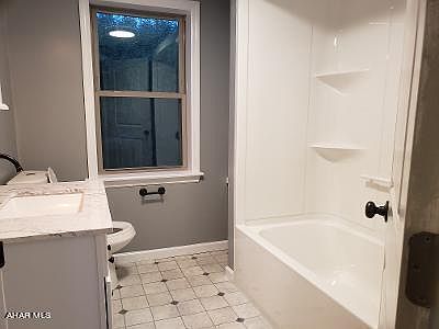 4th image of 422 Elliot St