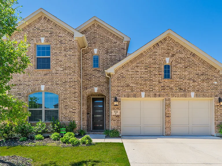 921 Bayberry Dr — Photo 1