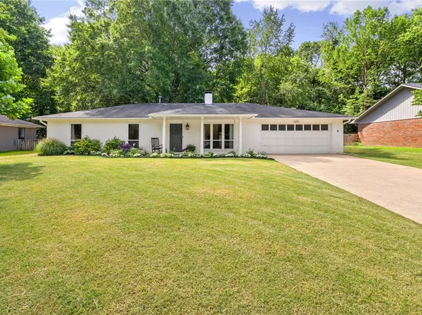 3247 N Warwick Dr, Fayetteville, AR 72703