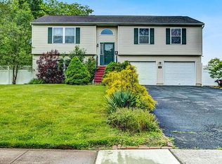 148 Kendall Rd, Kendall Park, NJ 08824