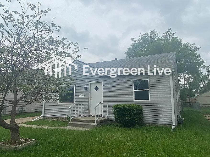 3 bed, 1.0 bath, 1056 sqft, $1,445 — Photo 2