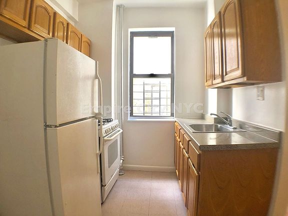 2nd image of 35 Hamilton Pl APT 307