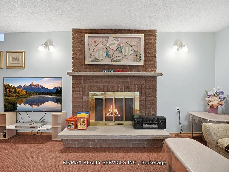 62 Fernbrook Cres — Photo 37