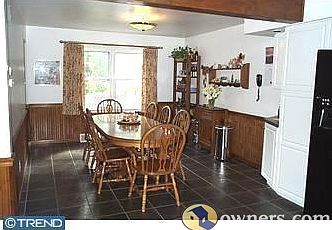 large eat-in area of the kitchen