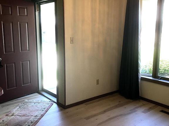Entry way/dining area