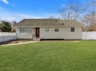 556 Macdonald Ave, Bellport, NY 11713