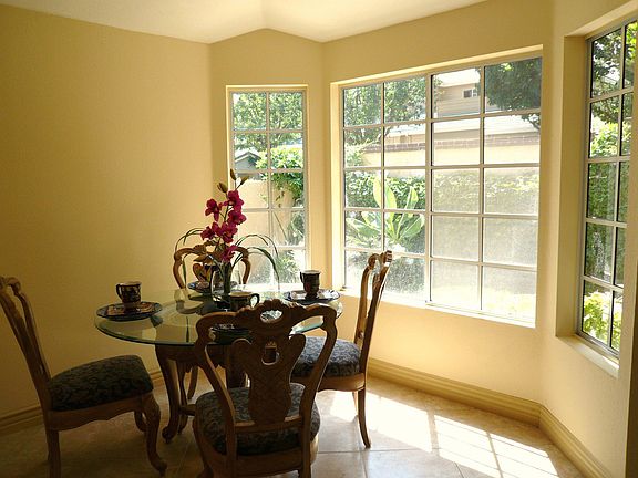 breakfast room with bay windows